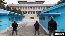 Южнокорейские солдаты стоят на охране границы во время пресс-тура в Объединенной зоне безопасности в Демилитаризованной зоне в приграничной деревне Пханмунджом в Паджу, Южная Корея, 03 марта 2023 года