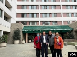 住在老人公寓的老人在樓下合照(美國之音/張木林)