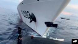 資料圖片：2023年10月22日星期日，一艘船首編號5203的中國海警船在接近南中國海第二托馬斯淺灘時與菲律賓補給船相撞 (Armed Forces of the Philippines via AP)