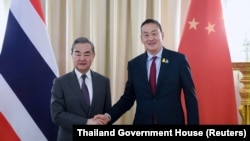 中国外长王毅（左）与泰国总理赛塔（Srettha Thavisin）在曼谷举行会晤。（2024年1月29日）