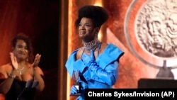 J. Harrison Ghee ຮັບເອົາ​ລາງວັນ​ນັກ​ສະ​ແດງ​ດີ​ເດັ່ນ​ທີ່​ສຸດສຳ​ລັບ​ການ​ສະ​ແດງ​ດົນ​ຕີ​ປະ​ກອບລະ​ຄອນເລື້ອງ ​"Some Like It Hot" ທີ່​ງານມອບ​ລາງວັນ Tony Awards ​ປະ​ຈຳ​ປີ​ທີ 76 ໃນ​ວັນ​ທີ 11 ມິ​ຖຸ​ນາ, 2023, ທີ່​ໂຮງ​ລະ​ຄອນ United Palace ໃນ​ນະ​ຄອນ​ນິວຢອກ. (ພາບ​ໂດຍ Charles Sykes/Invision/AP)