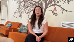 ນາງ ອີ​ເດັນ ຣອດ​ທ໌, ນັກ​ສຶກ​ສາ​ຊາວ​ຢິວ​ຢູ່​ມະ​ຫາວ​ິ​ທະ​ຍາ​ໄລ ທູ​ເລນ ໃນ​ນະ​ຄອນ ນິວ ອໍ​ລີນ​ສ໌, ລັດ ຫຼຸຍ​ຊຽນ​ນາ, ລົມ​ກ່ຽວ​ກັບ​ຄວາມ​ເຄັງ​ຕຶງ​ຢູ່​ມະ​ຫາ​ວິ​ທະ​ຍາ​ໄລ ຫຼັງ​ຈາກ​ການ​ບຸກ​ລຸກ​ຂອງ​ກຸ່ມ​ຮາ​ມາ​ສ ໃນ ອິ​ສ​ຣາ​ແອ​ລ ແລະ ການ​ຕອບ​ໂຕ້​ຂອງ ອິ​ສ​ຣາ​ແອ​ລ, 7 ພະ​ຈິກ 2023. 