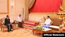 ທ່ານ​ມິນ ອອງ ລາຍ (ຂວາ) ຫົວ​ໜ້າ​ສະ​ພາ​ປົກ​ຄອງ​ທະ​ຫານມຽນ​ມາ ໂອ້​ລົມ​ກັບ​ທ່ານ​ອາ​ລຸນ​ແກ້ວ ກິດ​ຕິ​ຄຸນ (ຊ້າຍ) ທູດ​ພິ​ເສດ​ຂອງ​ສະ​ມາ​ຄົມ​ອາ​ຊຽນ ໃນ​ລະ​ຫວ່າງ​ການ​ພົບ​ປະ​ເມື່ອ​ວັນ​ທີ 10 ມັງ​ກອນ 2024 ທີ່​ນະ​ຄອນ​ຫຼວງ​ເນ​ປີ​ດໍ.