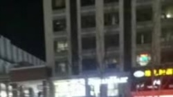 济南万达广场外墙惊现反习反共投影标语