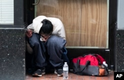 2023年4月12日俄勒冈州波特兰市中心一名男子吸食芬太尼。