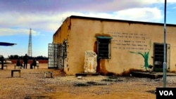 白房子画廊及墙上的诗(美国之音/唐丹鸿)