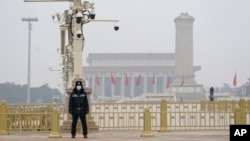 一名警察在北京天安门广场站岗执勤。（2021年3月3日）