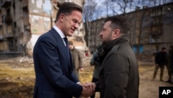 烏克蘭總統連倫斯基和荷蘭首相馬克·呂特2024年3月1日在哈爾科夫被俄羅斯飛彈襲擊損壞的住宅大樓附近交談。