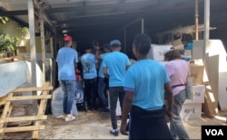 來自東非厄立特里亞(Eritrea)的難民雖然仍然沒有公民身份，但他們了解哈馬斯的恐怖，所以他們要跟以色列站在一起，他們的難民組織每天有人志願輪流來幫忙清掃場地(美國之音/賴 素芬)