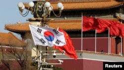 南韓與中國國旗在北京天安門廣場飄揚。（2017年12月15日）