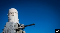 2023年3月14日，美國海軍驅逐艦「格雷夫利號」（USS Gravely）上安裝的大砲。（美聯社照片）