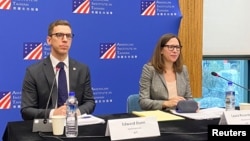 美國在台協會(AIT)主席勞拉.羅森伯格(Laura Rosenberger 右)在台北舉行的記者會上發表講話。（2024年1月16日）