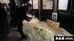 一位旧金山湾区的中国学生在悼念仪式上向李克强画像献花。（周星晨提供）