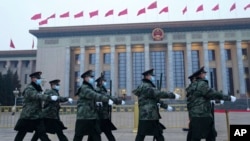 中国武警士兵在北京人大会堂外列队行走。（2024年3月5日）