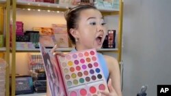 中國最早的TikTok直播主之一晏光樺在深圳的工作室進行直播。(2023年7月)