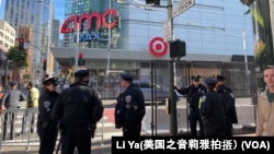 在亚太经合组织会议正式在旧金山召开的第一天，在会场附近维持秩序的警察。