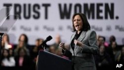 美國副總統賀錦麗2024年1月22日在威斯康辛州大本德舉行的國際漆工和聯合行業聯合會區議會第7屆會議上發表演說。（美聯社照片）