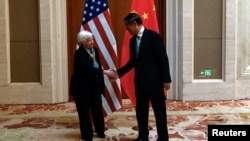 中國副總理何立峰在北京釣魚台國賓館會面的美國財長耶倫。 （2023年7月8日）