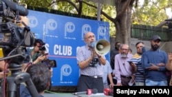 數百名記者聚集在印度首都，抗議NewsClick的記者因受到中國資助而被突襲和逮捕 (美國之音/賈尚杰)