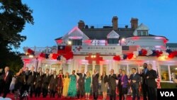 參加台灣駐美代表處舉行的」慶祝中華民國112年國慶「賓客舉杯祝賀。(2023年10月4日，美國之音鍾辰芳拍攝)