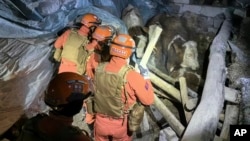 中共新華社發佈照片顯示救援人員在中國與吉爾吉斯斯坦邊境的新疆阿克蘇地震地區展開搜救工作。（2024年1月23日）