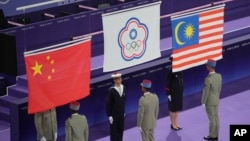 來自台灣的李洋和王齊麟贏得2024巴黎奧運會羽毛球男雙金牌後，會場升起“中華台北”的旗幟。（2024年8月4日）