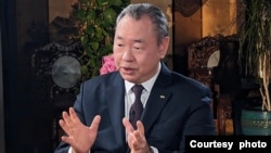 駐美國台北經濟文化代表處代表俞大㵢在華盛頓雙橡園接受美聯社專訪。 (2024年1月18日，台灣駐美代表處提供）