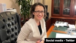 台湾驻美代表萧美琴离任前在办公室进行交接工作(2023年11月27日，萧美琴社交媒体X平台贴图)