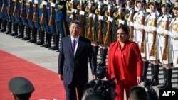 2023年6月12日洪都拉斯总统卡斯特罗(右)和中国国家主席习近平(左)在北京人民大会堂外的欢迎仪式上检阅仪仗队