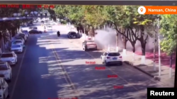 中國與緬甸的邊境城鎮道路監控影片顯示，緬北砲彈落入雲南南傘鎮造成多人受傷（2024年1月3日）