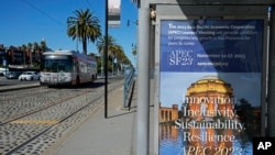 美國三藩市街頭的2023亞太經合組織高峰會的招貼畫。 (2023年10月18日)