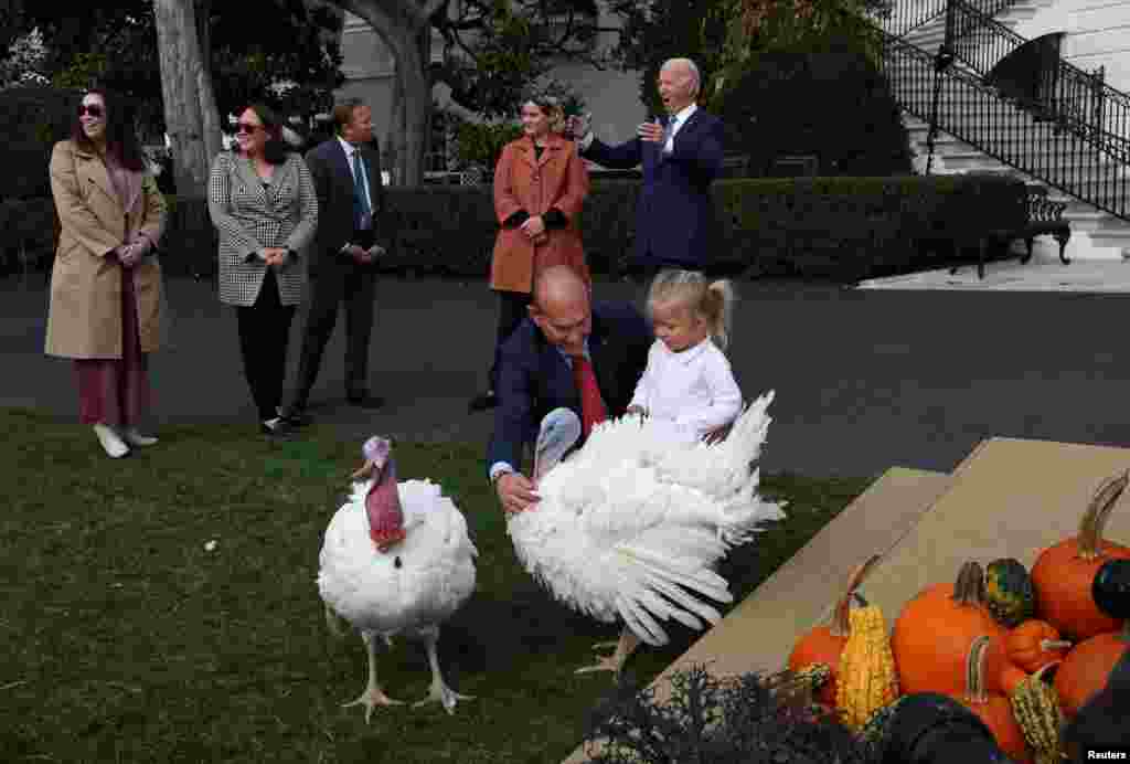 El presidente Joe Biden, reacciona mientras está de pie junto a su nieta Maisy Biden, y su nieto Beau observa los pavos nacionales de Acción de Gracias indultados.