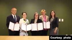 美台官員在華盛頓附近的美國在台協會總部見證美台簽署《21世紀貿易倡議》首批協定，自左至右：台灣行政院政務委員鄧振中，台灣駐美代表蕭美琴、美國在台協會執行理事藍鶯、美國副貿易代表比安奇，以及美國在台協會理事主席勞拉·羅森伯格。(2023年6月1日，台灣行政院經貿談判辦公室提供)