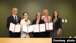 美台官員在華盛頓附近的美國在台協會總部見證美台簽署《21世紀貿易倡議》首批協定。自左至右：台灣行政院政務委員鄧振中，台灣駐美代表蕭美琴、美國在台協會執行理事藍鶯、美國副貿易代表比安奇，以及美國在台協會理事主席勞拉·羅森伯格。(2023年6月1日，台灣行政院經貿談判辦公室提供)
