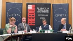 香港自由基金委员会与英国智库Civitas进行有关中国资金与留学生对英国大学的影响。报告作者、Civitas的国防保安主任克拉(左二)与英国保守党国会议员塞利(右二) (美国之音/郑乐捷)