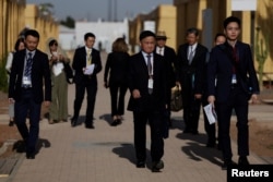 在摩洛哥出席國際貨幣基金組織與世界銀行年會期間，中國央行總裁潘功勝抵達與美國財長耶倫舉行雙邊會談的場所。（2023年10月13日）