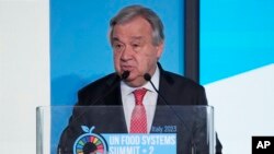 ແຟ້ມຮູບ-ເລຂາທິການໃຫຍ່ອົງການສະຫະປະຊາຊາດ ທ່ານແອນໂຕນີໂອ ກູເຕີເຣສ, ກ່າວປາໃສລະຫວ່າງເປີດກອງປະຊຸມສະມັດຊາໃຫຍ່ ກ່ຽວກັບລະບົບອາຫານຂອງວຽກງານດ້ານອາຫານ ແລະການສະເສດ ສປຊ ໃນນະຄອນຫຼວງໂຣມ, ວັນທີ 24 ກໍລະກົດ 2023.