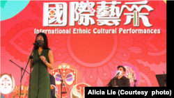 李雅诗博士亲自表演推广中东地区音乐 (图片来源：中东学社脸书网页)