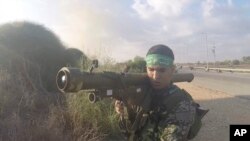 资料照片：一名哈马斯战斗人员肩扛一枚俄罗斯设计的9M32防空导弹（2023年10月7日）