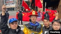 2023年11月15日，中国民主党员的王中伟穿着皇袍在习近平下榻的凯悦酒店门前的街区抗议习近平修改宪法强行连任。警察将抗议者与习近平的支持者隔开。（王中伟提供）