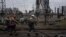 Ремонтные работы на электростанции в Украине, пострадавшей в результате ракетного удара росссийских ВС. 5 января 2023.