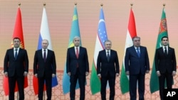 资料照片：左起，吉尔吉斯斯坦、俄罗斯、哈萨克斯坦、乌兹别克斯坦、塔吉克斯坦和土库曼斯坦总统于2022年10月14日在哈萨克斯坦阿斯塔纳举行的俄罗斯-中亚峰会上合影。
（哈萨克斯坦总统新闻办公室供稿，美联社发布）
