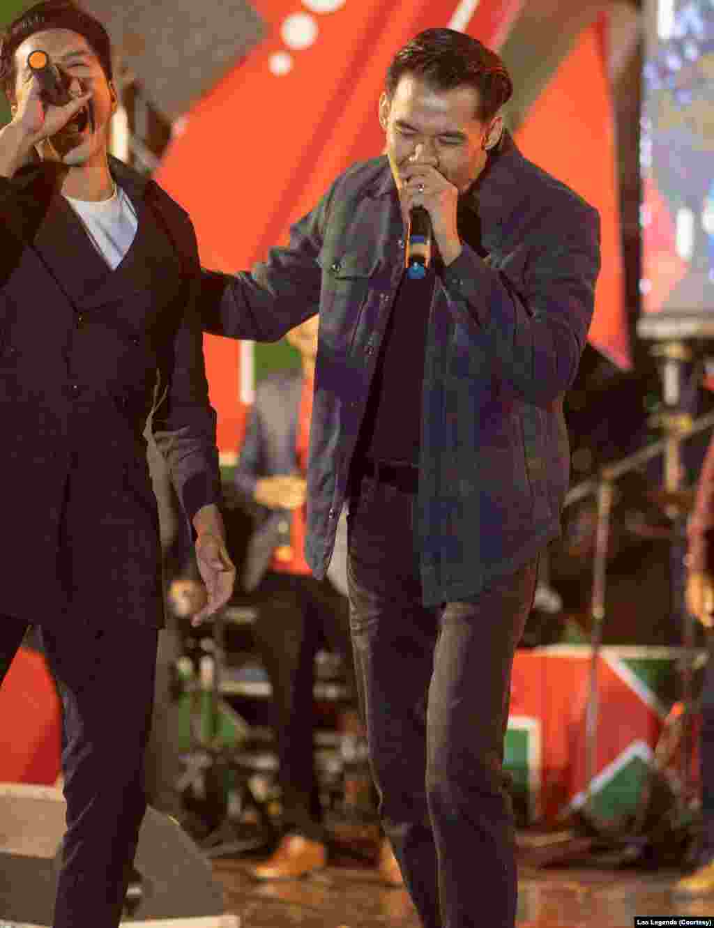 ນັກຮ້ອງ ຕ່າຍ ອາກາດ