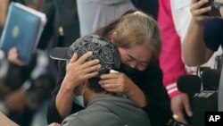 ແຟ້ມຮູບ-ຍາດພີ່ນ້ອງ ກອດແຮງງານໄທໃນຕ່າງປະເທດ ຜູ້ທີ່ຖືກຍົກຍ້າຍຈາກ ອິສຣາແອລ, ໃນຂະນະທີ່ຜູ້ກ່ຽວ ແລະຄົນອື່ນໆ ເດີນທາງມາຮອດສະໜາມບິນສາກົນສຸວັນນະພູມ ໃນຈັງຫວັດສະໝຸດປຣາການ, ປະເທດໄທ, ວັນທີ 12 ຕຸລາ 2023. 