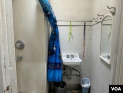 公寓裡老人的公共洗澡間 (美國之音/張木林)