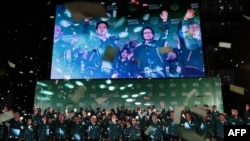 台灣民進黨總部外的巨幅電子螢幕上顯示的台灣總統當選人賴清德和副總統當選人蕭美琴在民進黨總部外參加勝選集會。 （2024年1月13日）