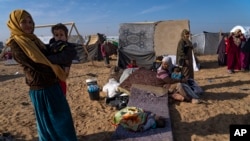 2023年12月4日，因以色列轰炸加沙地带而流离失所的巴勒斯坦人聚集在加沙地带南部拉法的一个帐篷营地。（美联社照片）