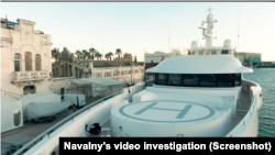 Скрин видео-расследования Навального, показывающий яхту «Sea & Us» в порту Барселоны