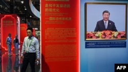 上海舉辦的中國國際進口博覽會中國展位上顯示的中國領導人習近平的影片。 （2023年11月5日）