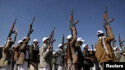 胡塞武裝分子在也門薩那附近參加一場抗議美國領導的對胡塞武裝目標進行打擊的集會。（2024年1月25日）